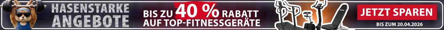 Eine Werbebanner in dunklen Farben. In der Mitte ein als Illustration dargestellter Hase in Fitnesskleidung, der eine Langhantel in die Höhe stemmt. Links der Text „Hasenstarke Angebote. Bis zu 40 % Rabatt auf Top-Fitnessgeräte. Rechts im Hintergrund drei Fitnessgeräte sowie der Text „Jetzt sparen. Bis zum 20.04.2026“.